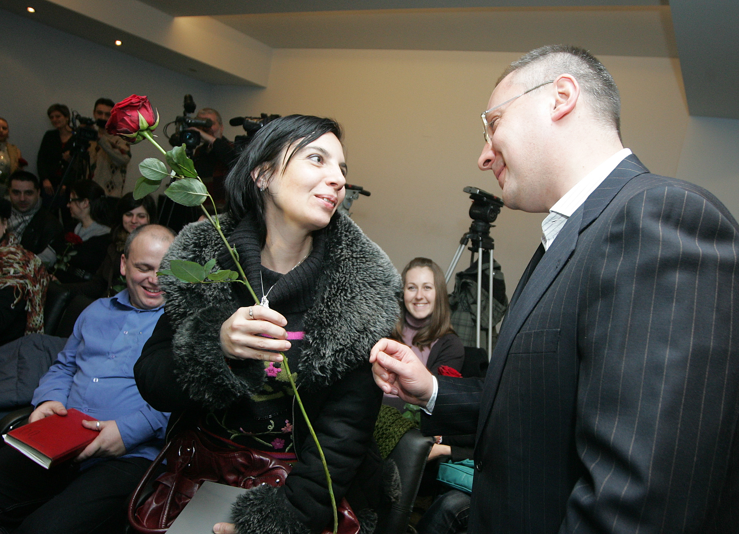 Сергей Станишев подари червена роза на всяка журналистка на пресконференцията, която даде