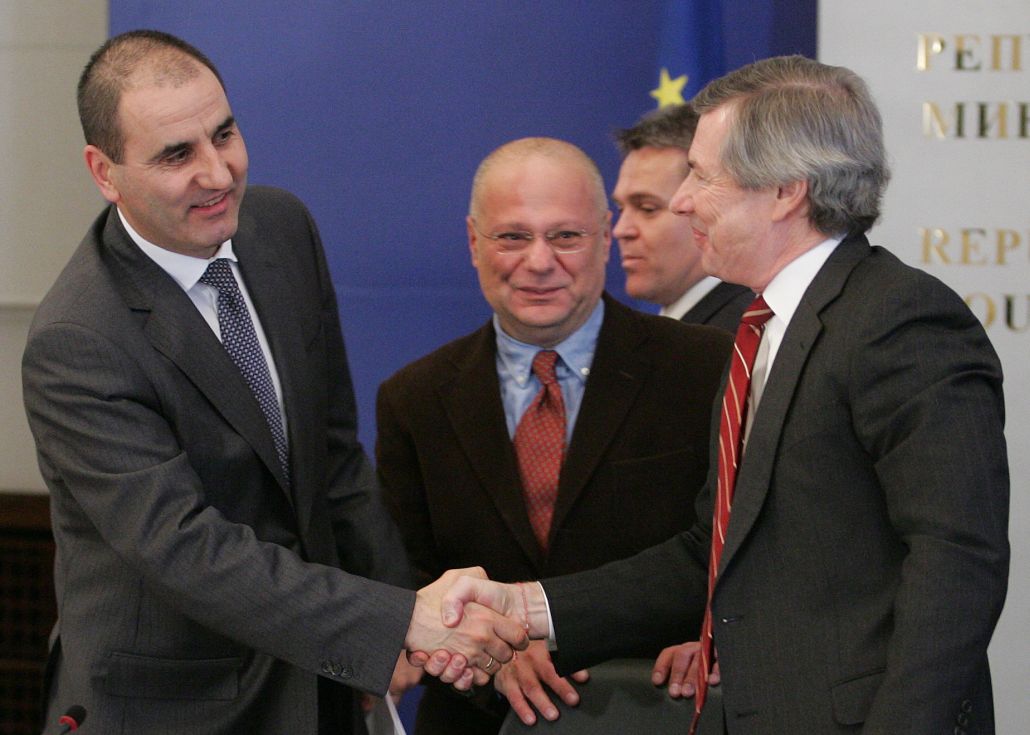 Цветан Цветанов се ръкува с американския посланик Джеймс Уорлик