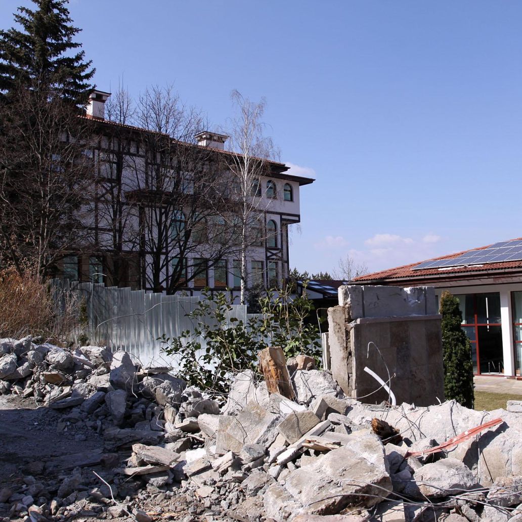 Багер събори и дуварите на Ахмед Доган