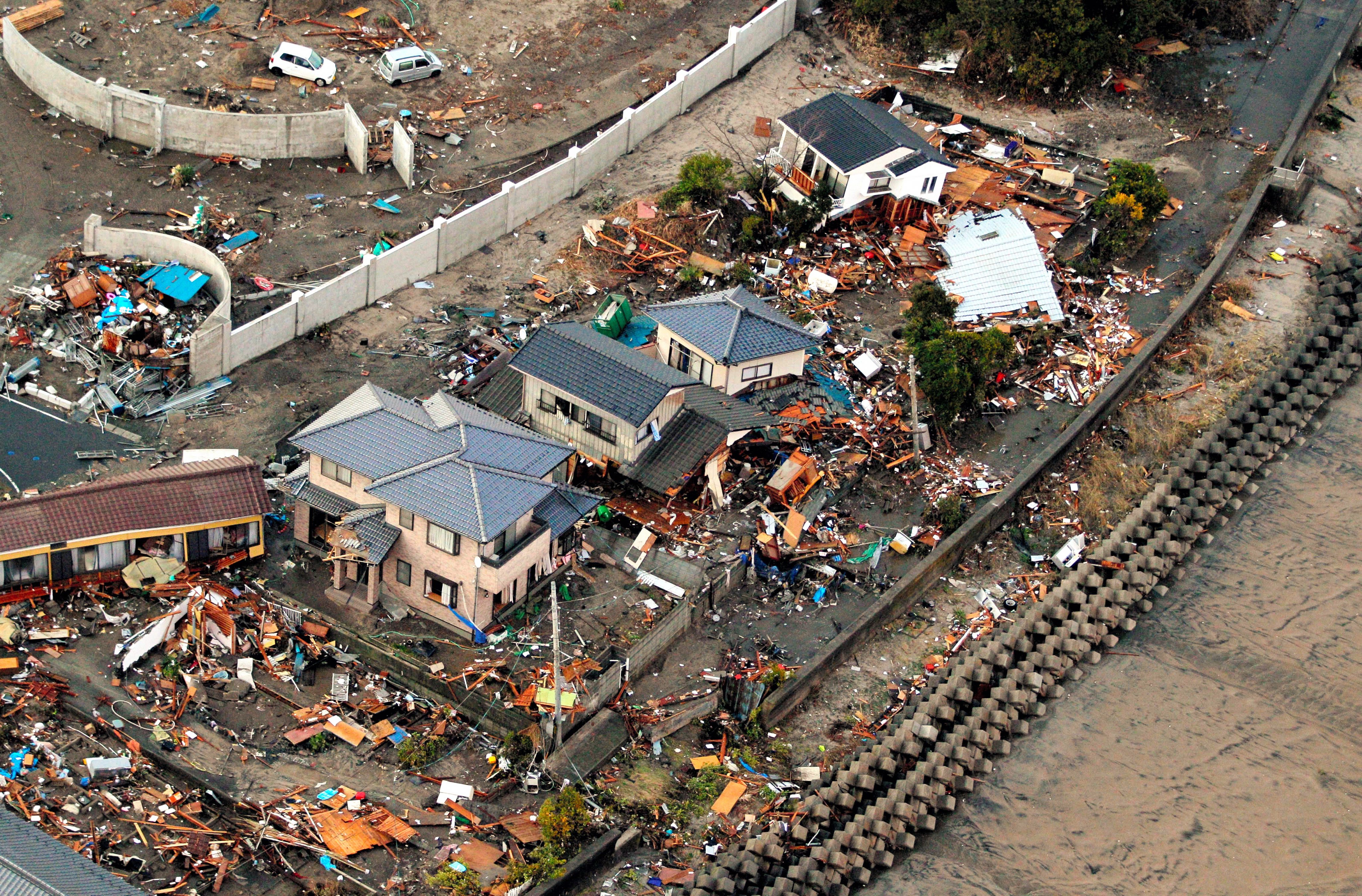 Japan tsunami. ЦУНАМИ В Токио 2011. Землетрясение в Японии 2011 ЦУНАМИ. Землетрясение в Токио 2011. Землетрясение Японии 2011 и ЦУНАМИ Япония.