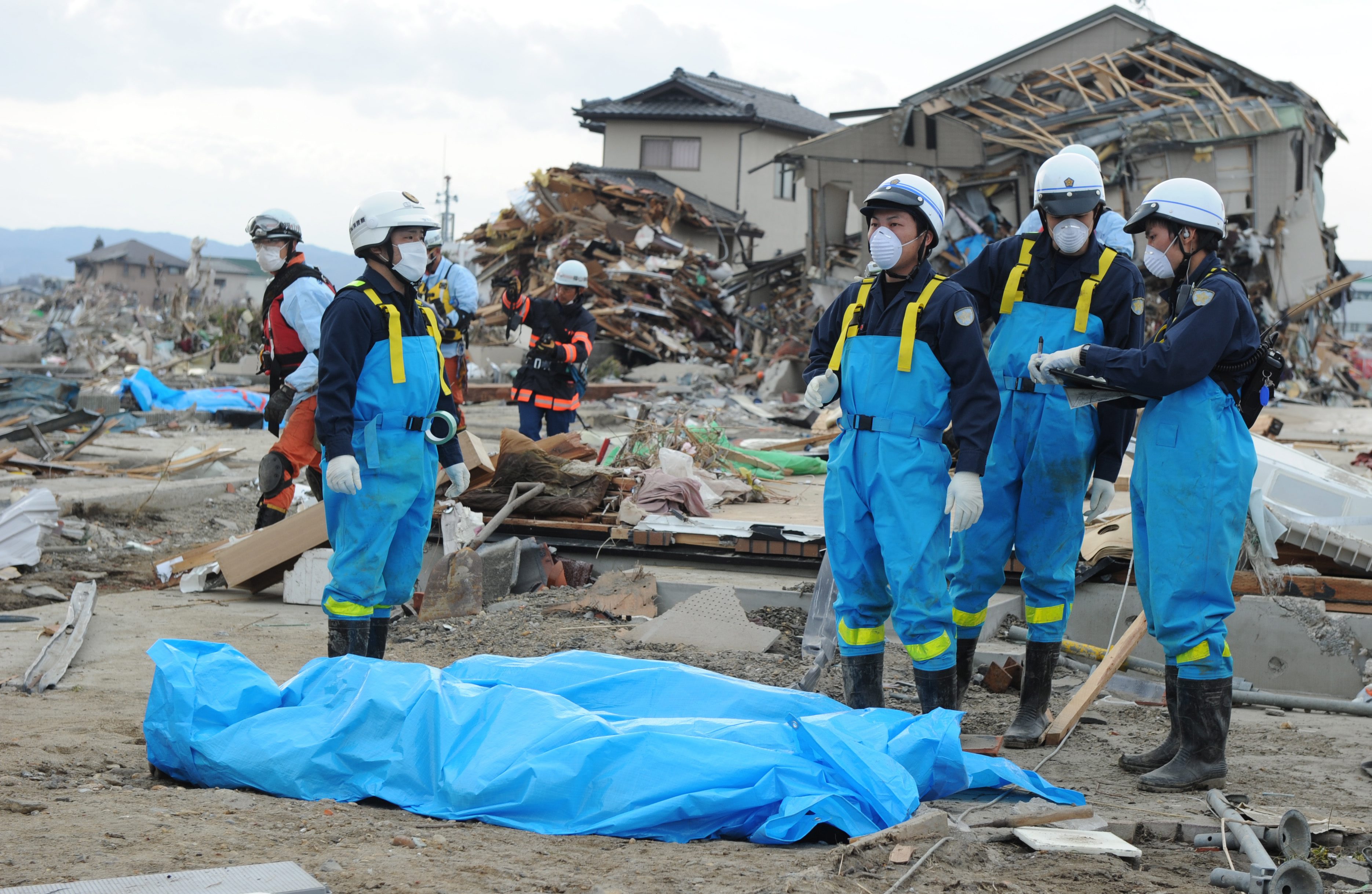 10 аварий на аэс. Фукусима 1 ЦУНАМИ. Япония Фукусима 2011. Авария на АЭС Фукусима-1 (Япония, 2011).. АЭС Фукусима ЦУНАМИ.