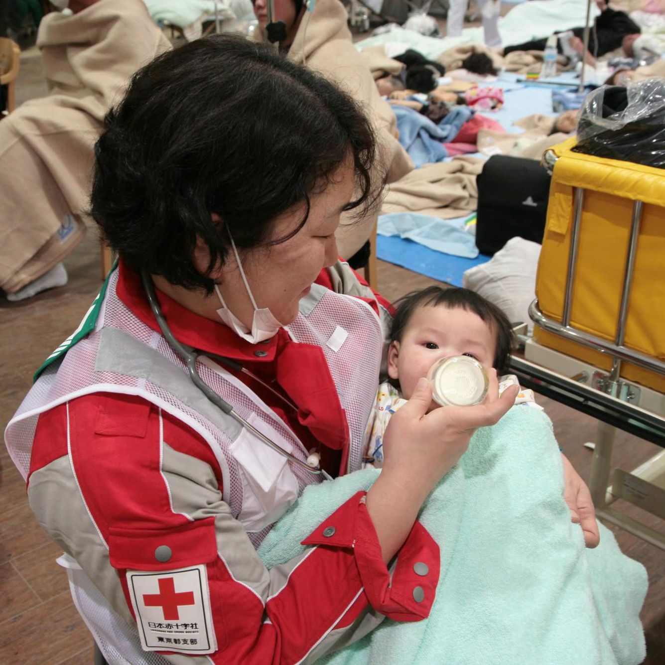 Извадиха бебе и баба от развалините след труса и цунамито