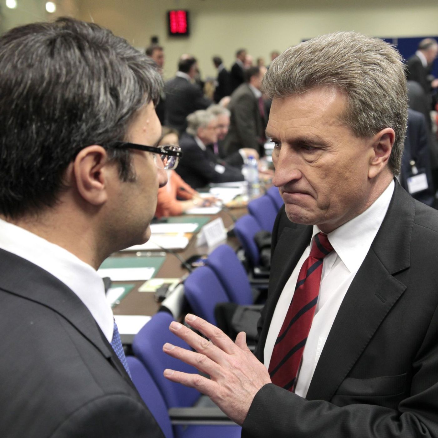 Министър Трайчо Трайков разговаря с еврокомисаря за енергетиката Гюнтер Йотингер на срещата на енергийните министри в Брюксел