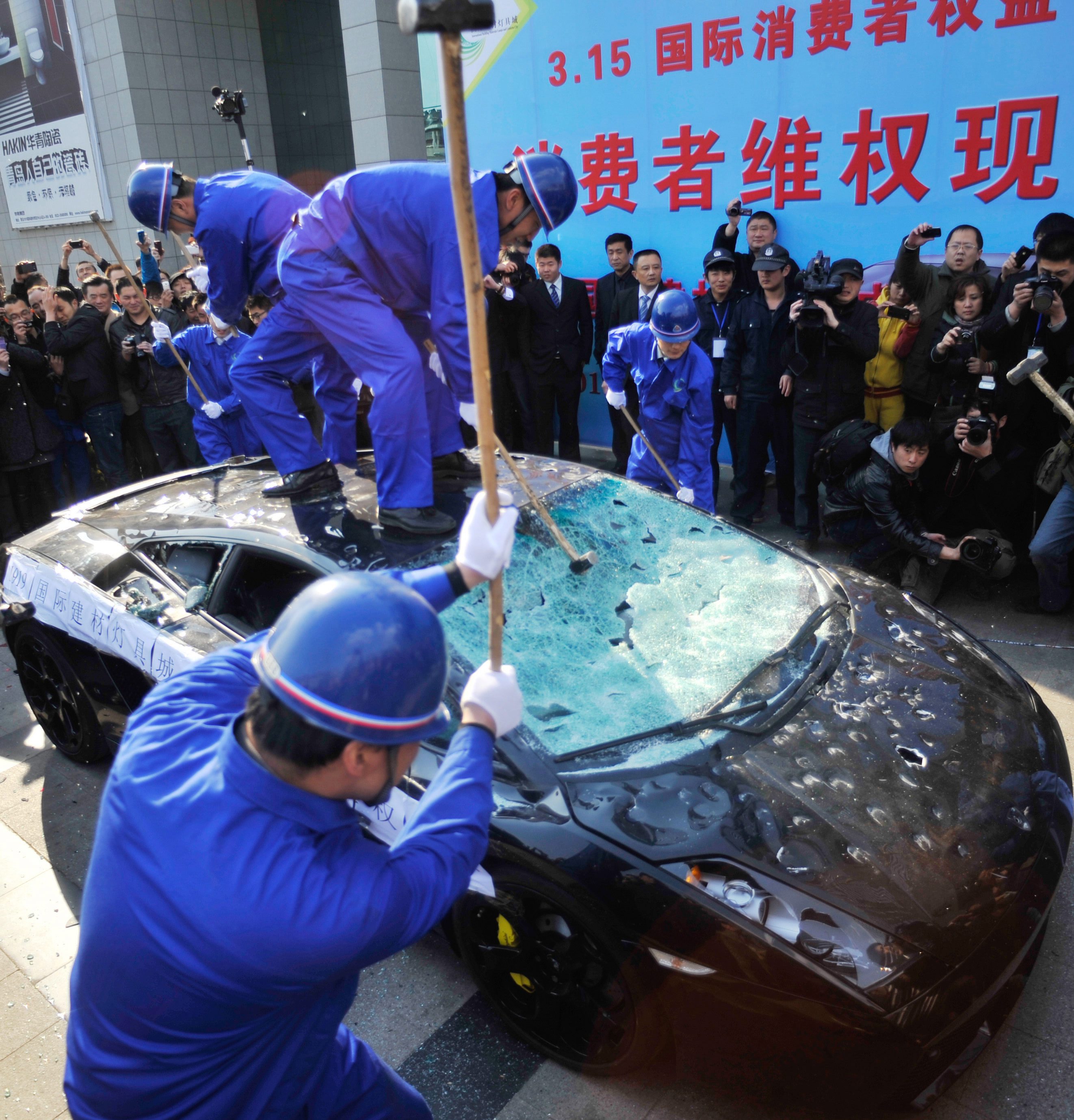 Китайци размазаха с чукове Lamborghini за половин милион - видео