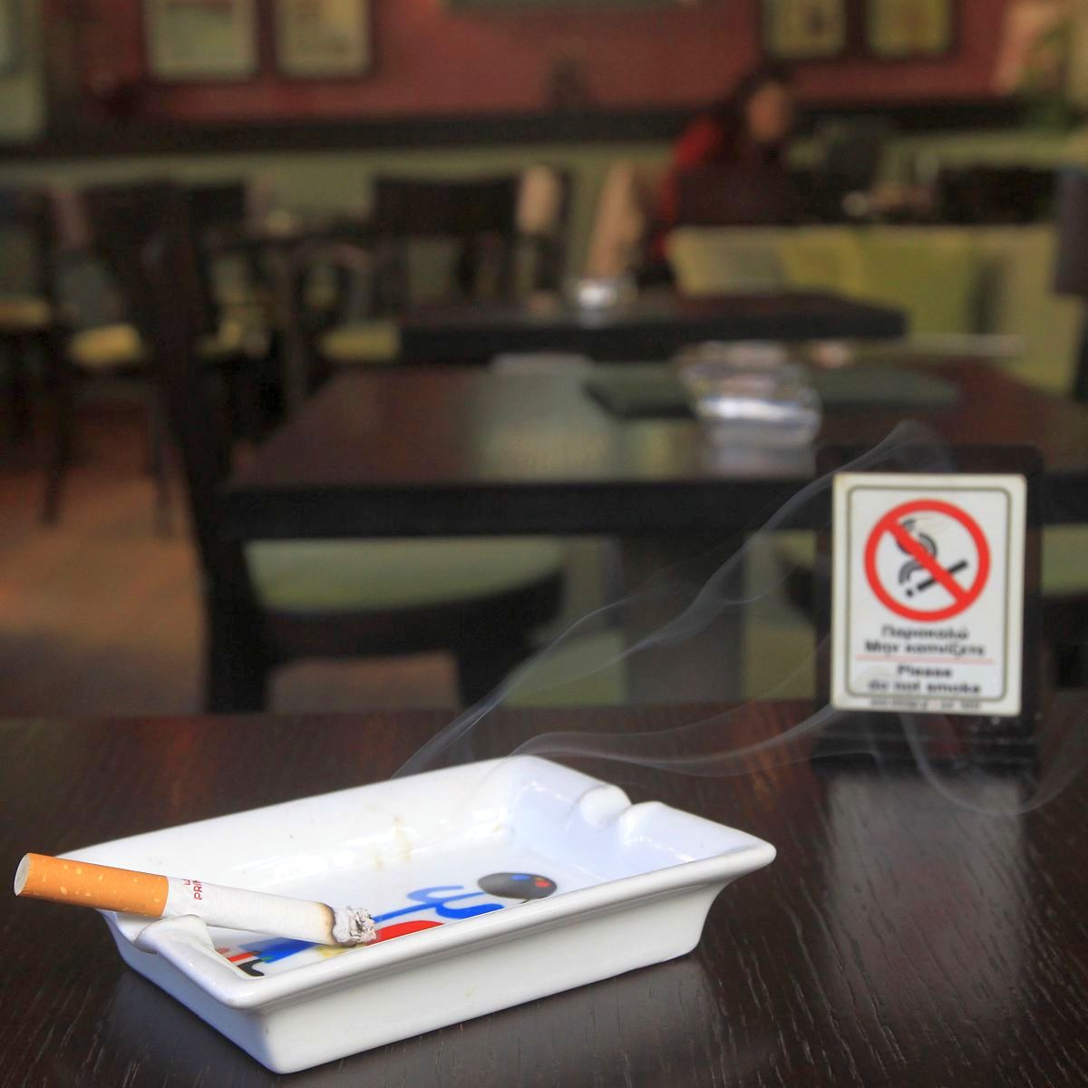 МЗ засилва проверките в заведенията, стряска с факти за цигарите