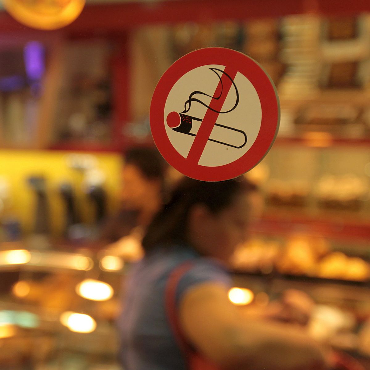 Пълната забрана на пушене на обществени места влезе в сила от 1 юни м.г.