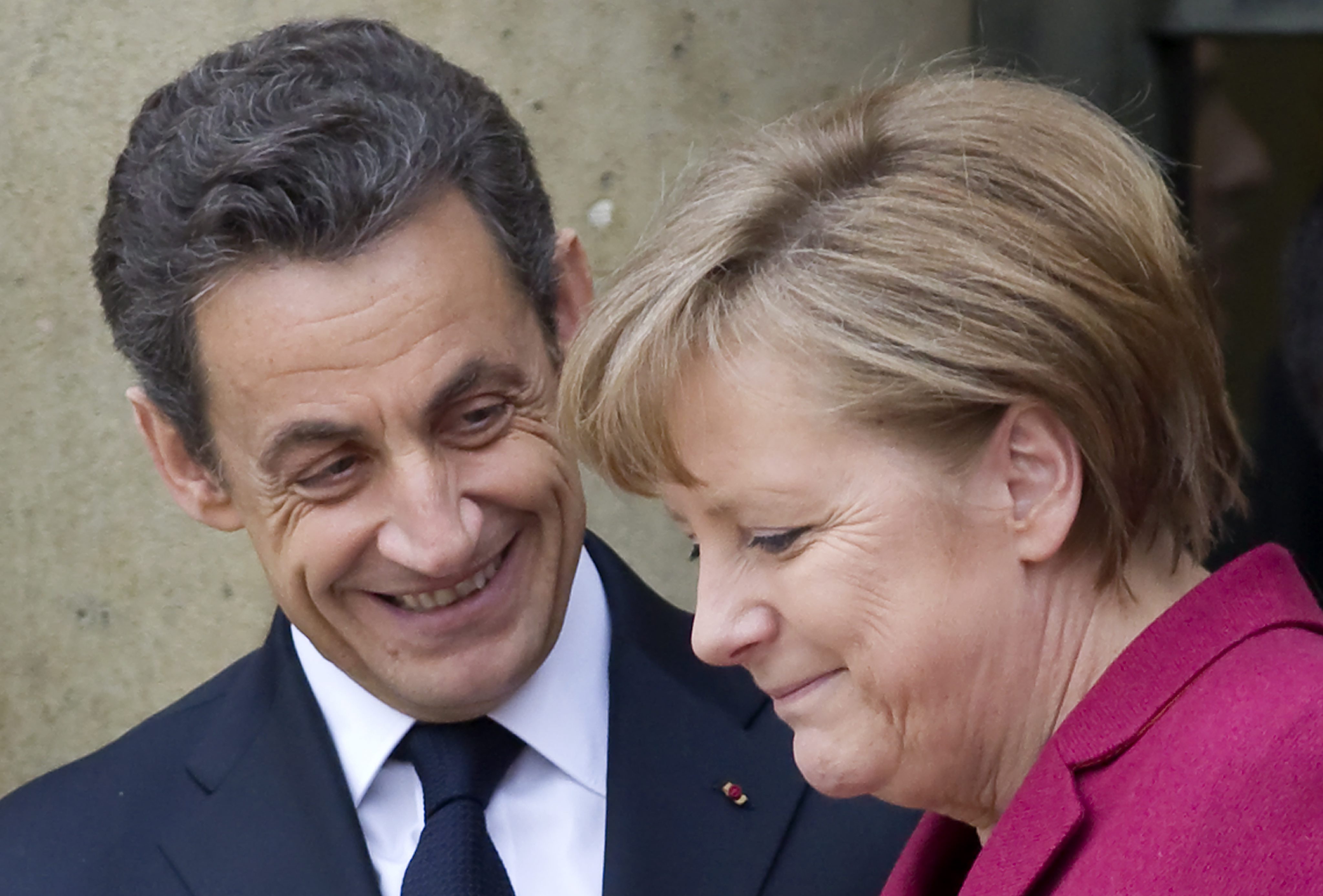 Ангела Меркел пристигна в Париж, но обяви, че Германия няма да води бойни действия