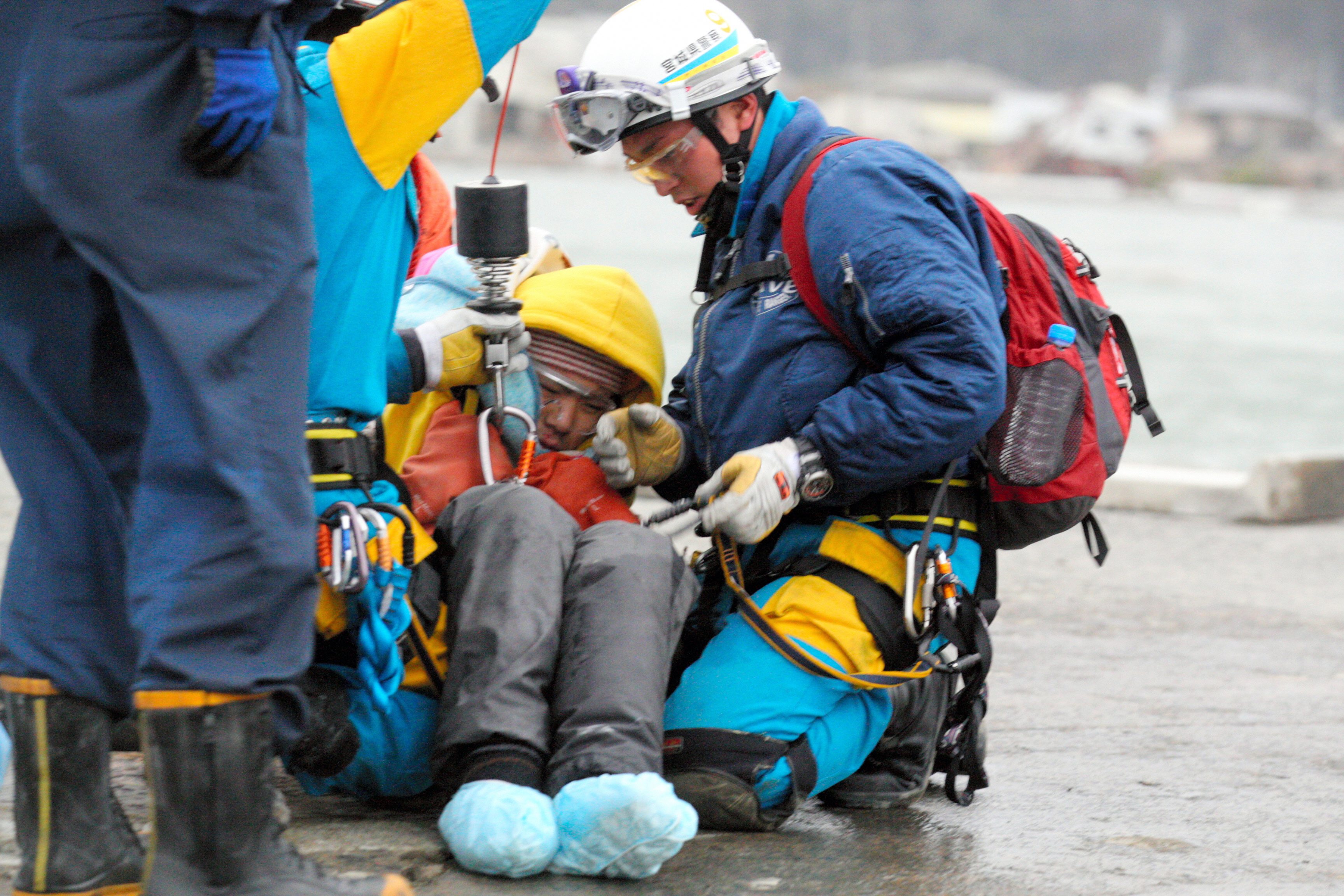 Двама оцеляха на кисело мляко 9 дни след труса и цунамито