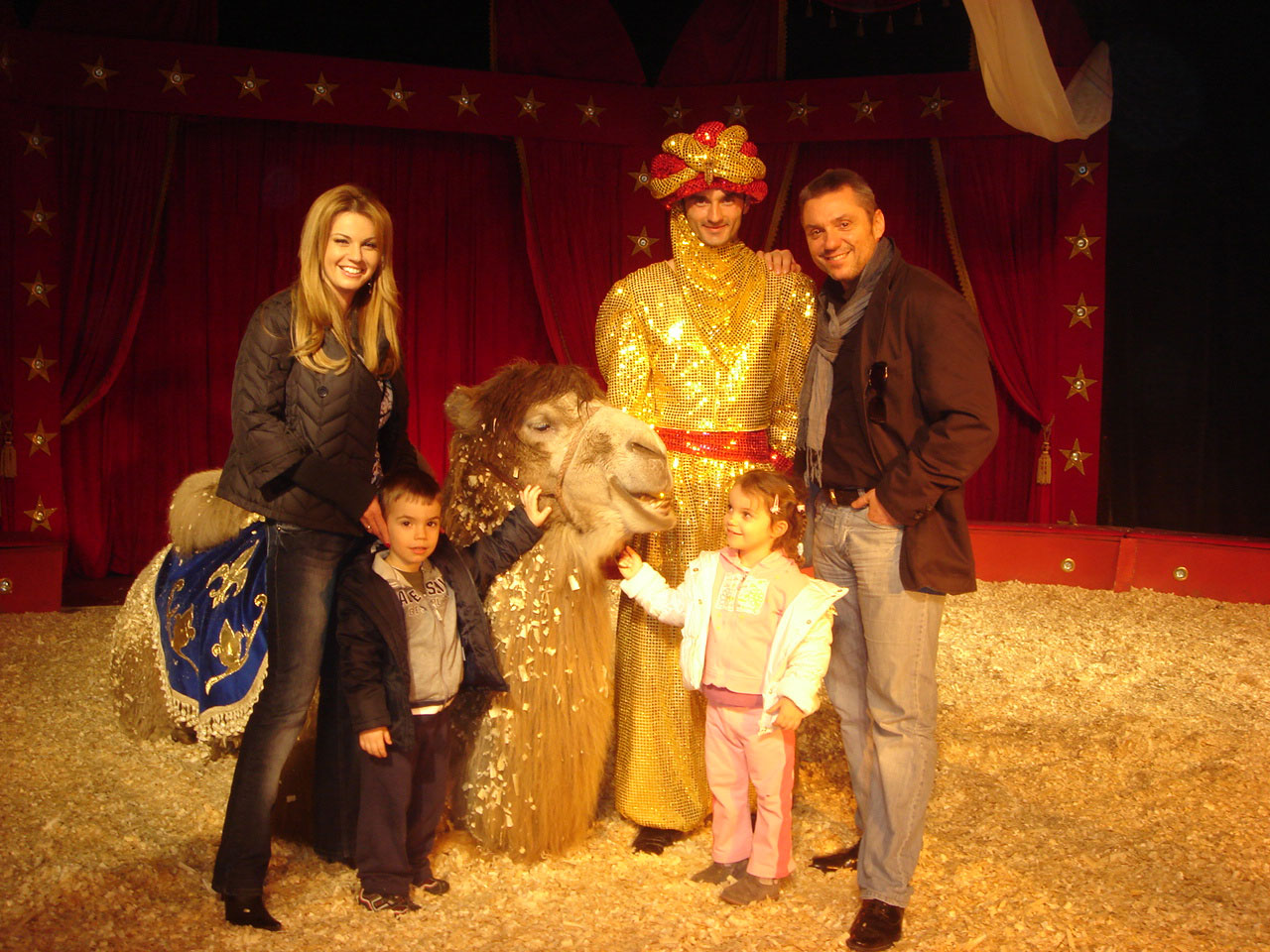 Крум и Мая Савови с близнаците на цирк