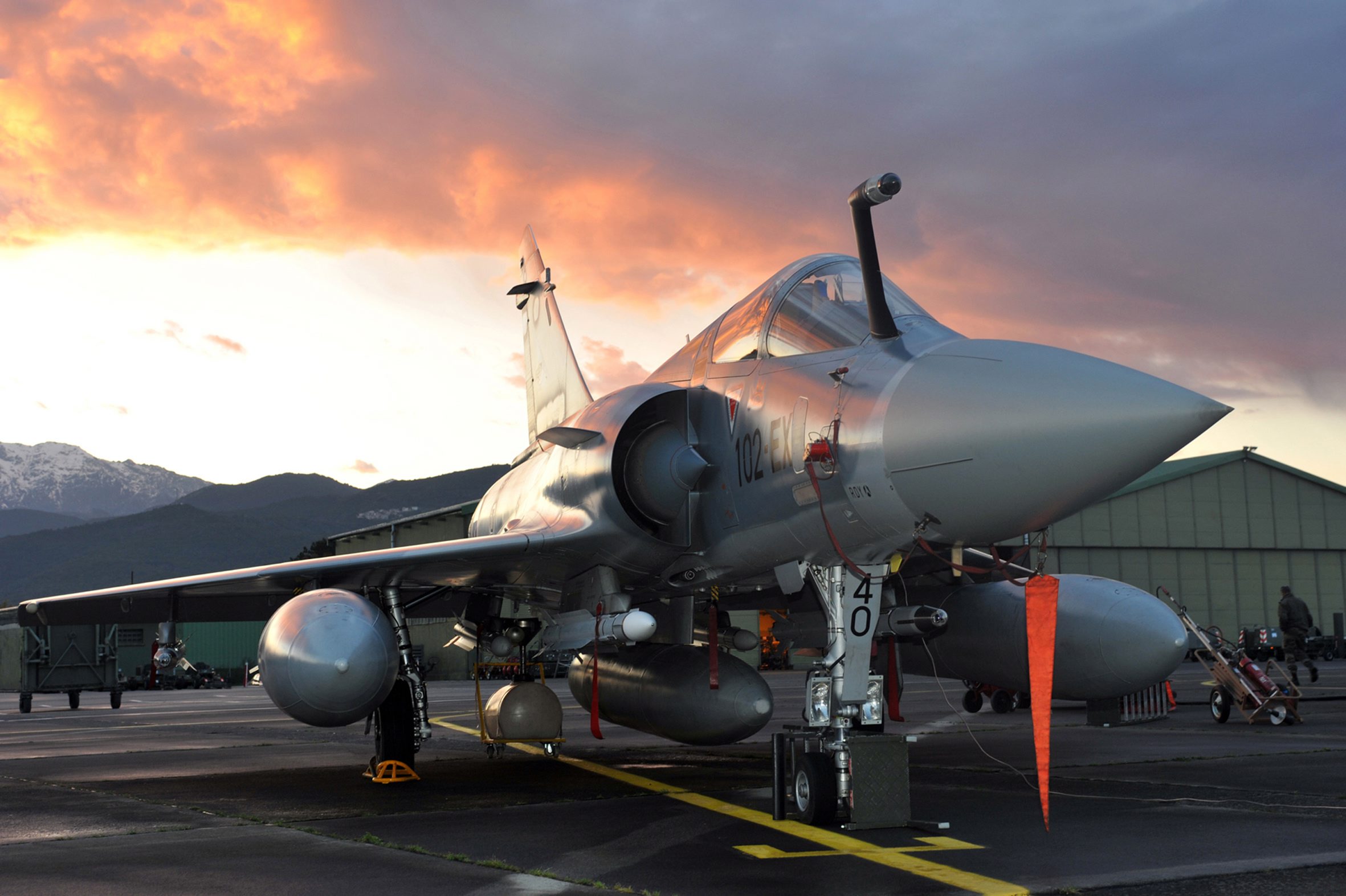 Френски боен самолет след завръщане от мисията си в Либия