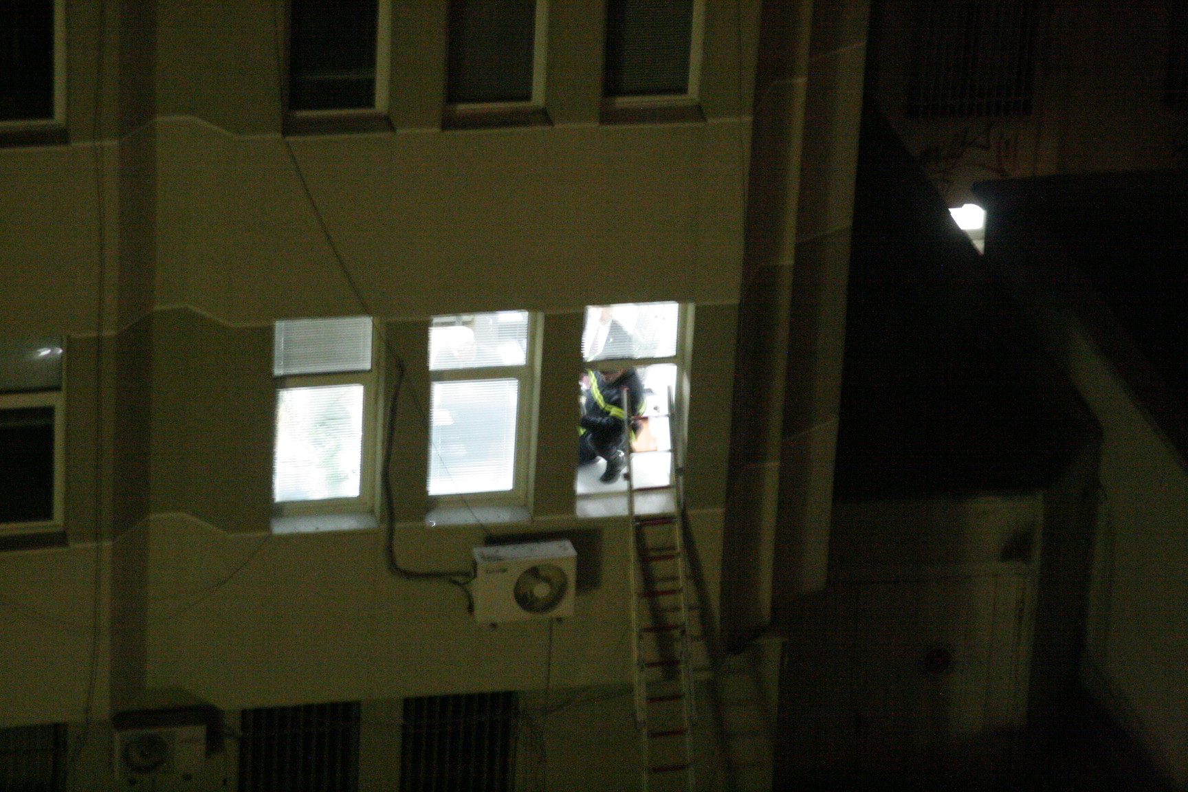 Похитителят пуска заложниците един по един