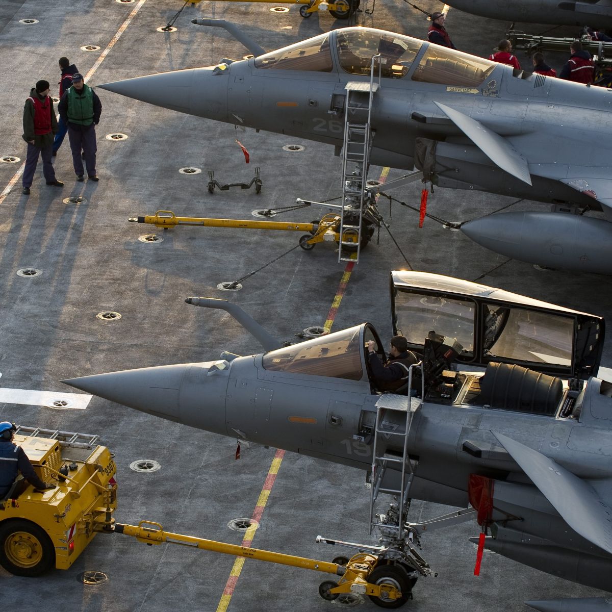 Френската авиация е поразила военновъздушна база във  вътрешността на Либия
