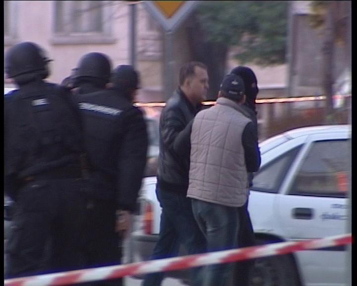 Похитителят беше отведен в полицията с белезници