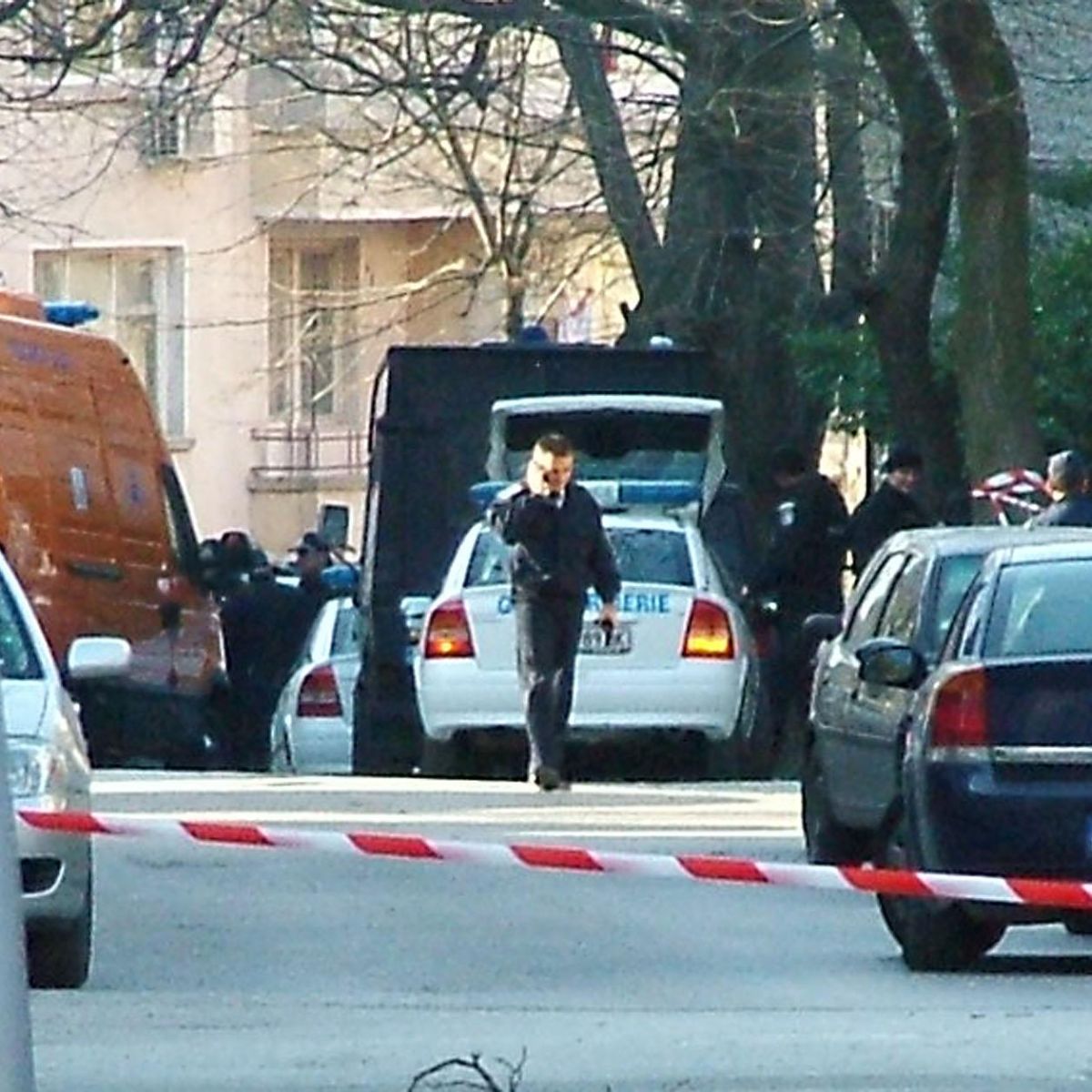 Часове наред приключи огледът в банката, където Стефанов стреля и нанесе щети