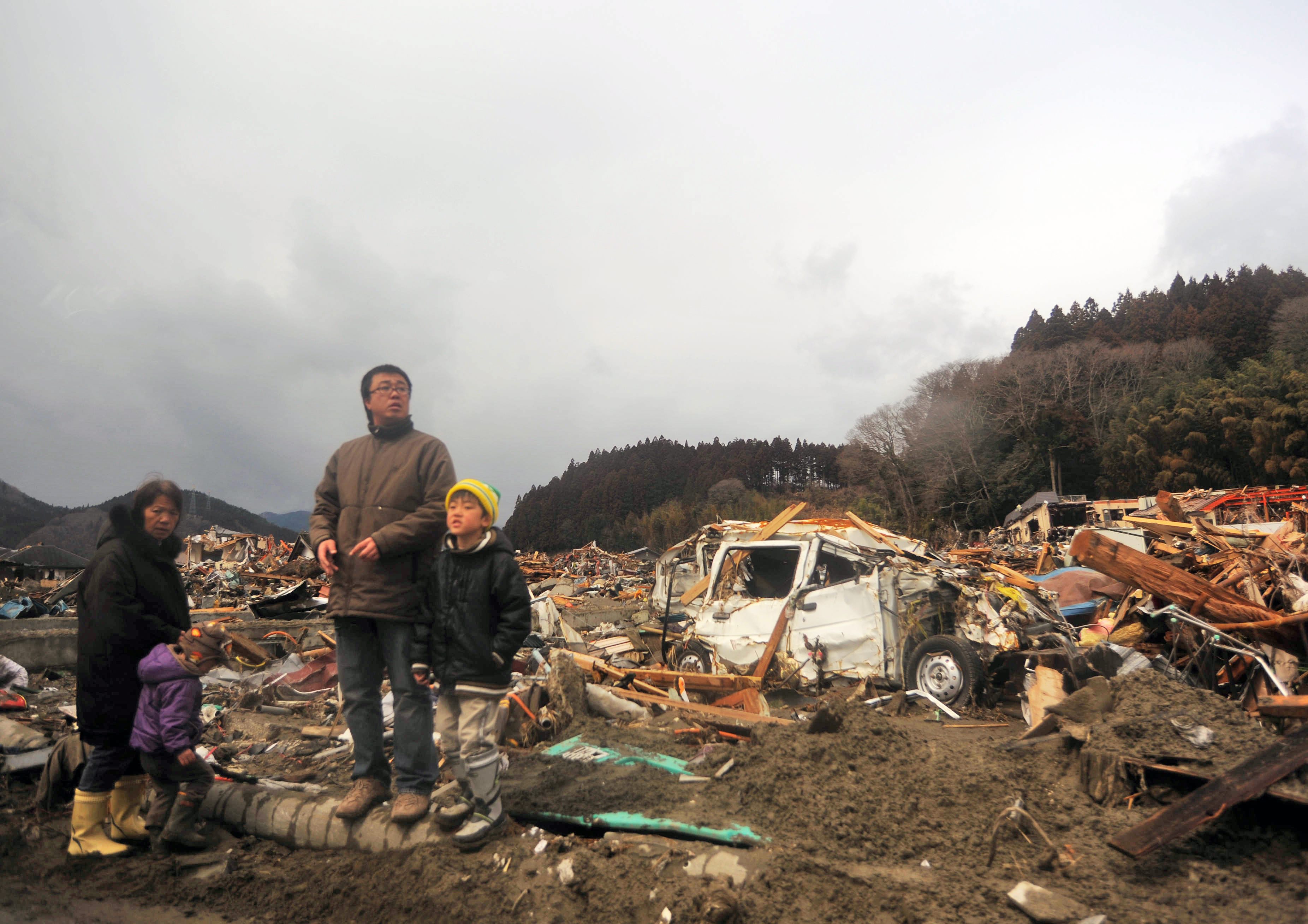 Япония се възстановява от щетите след цунамито на 11 март