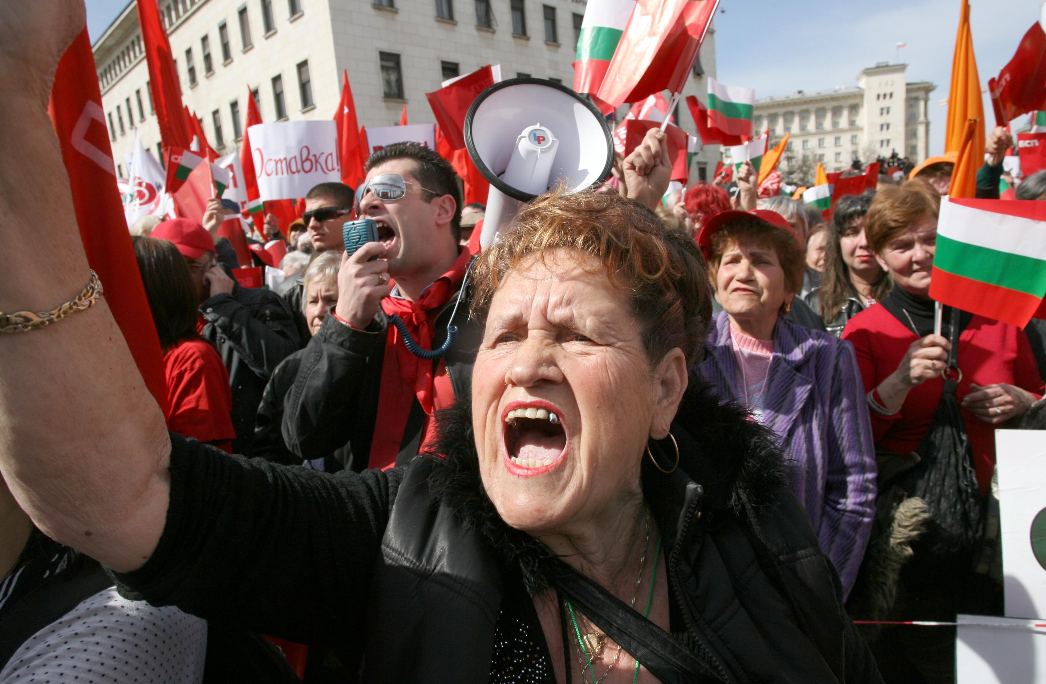 16 000 вдигнаха червен картон на властта