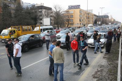 Колона от стотици автомобили на недоволни шофьори потегли от ”Горубляне” малко след 13.00 ч. към площад Народно събрание