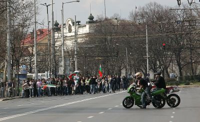 Протестиращите финтираха полицията, като минаха под подлеза при ректората