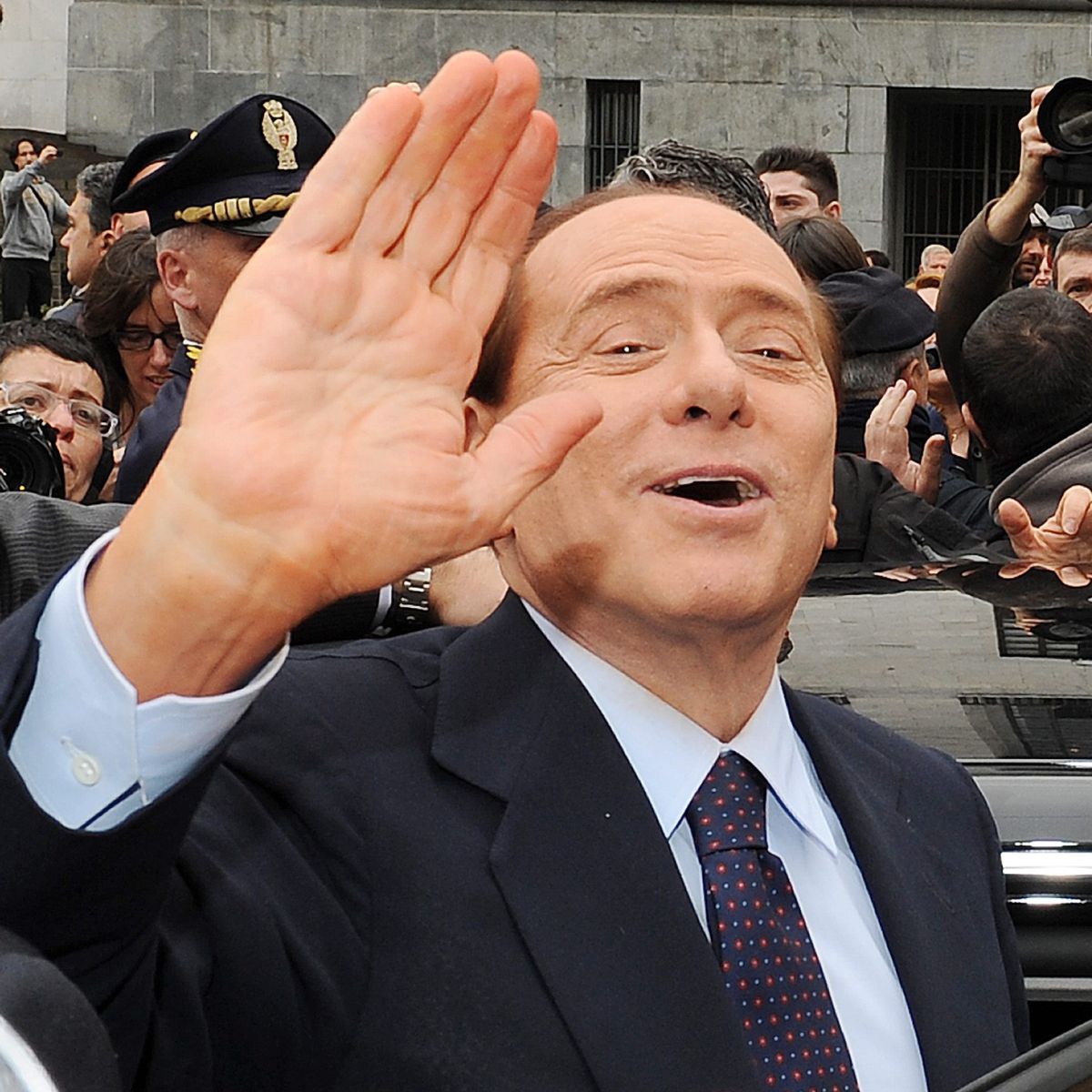 Берлускони се крепи на магия, придържайки се към класическия парламентарен авантюризъм, пише британският вестник