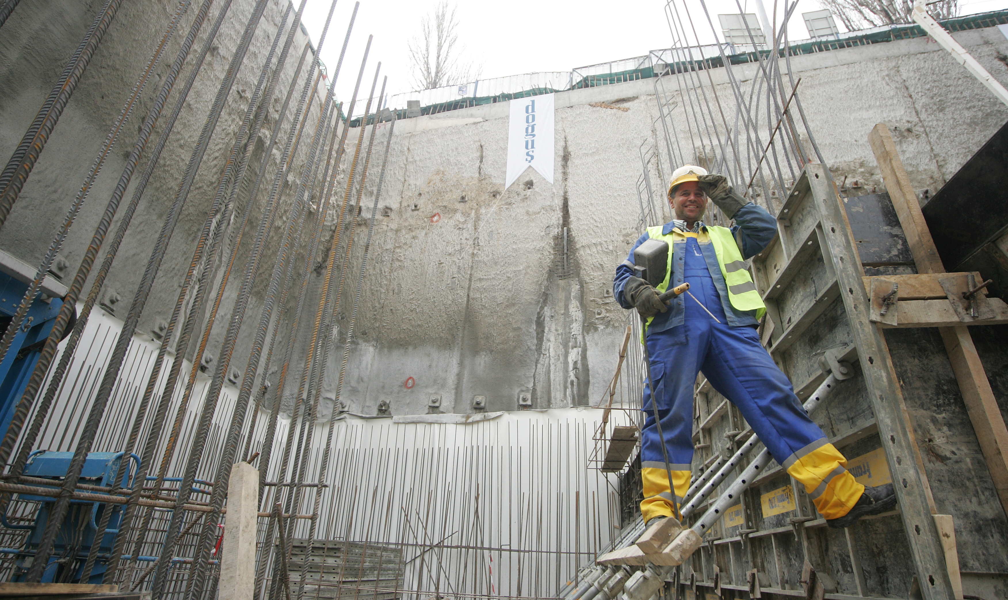 Строежът на метрото върви с два месеца напред