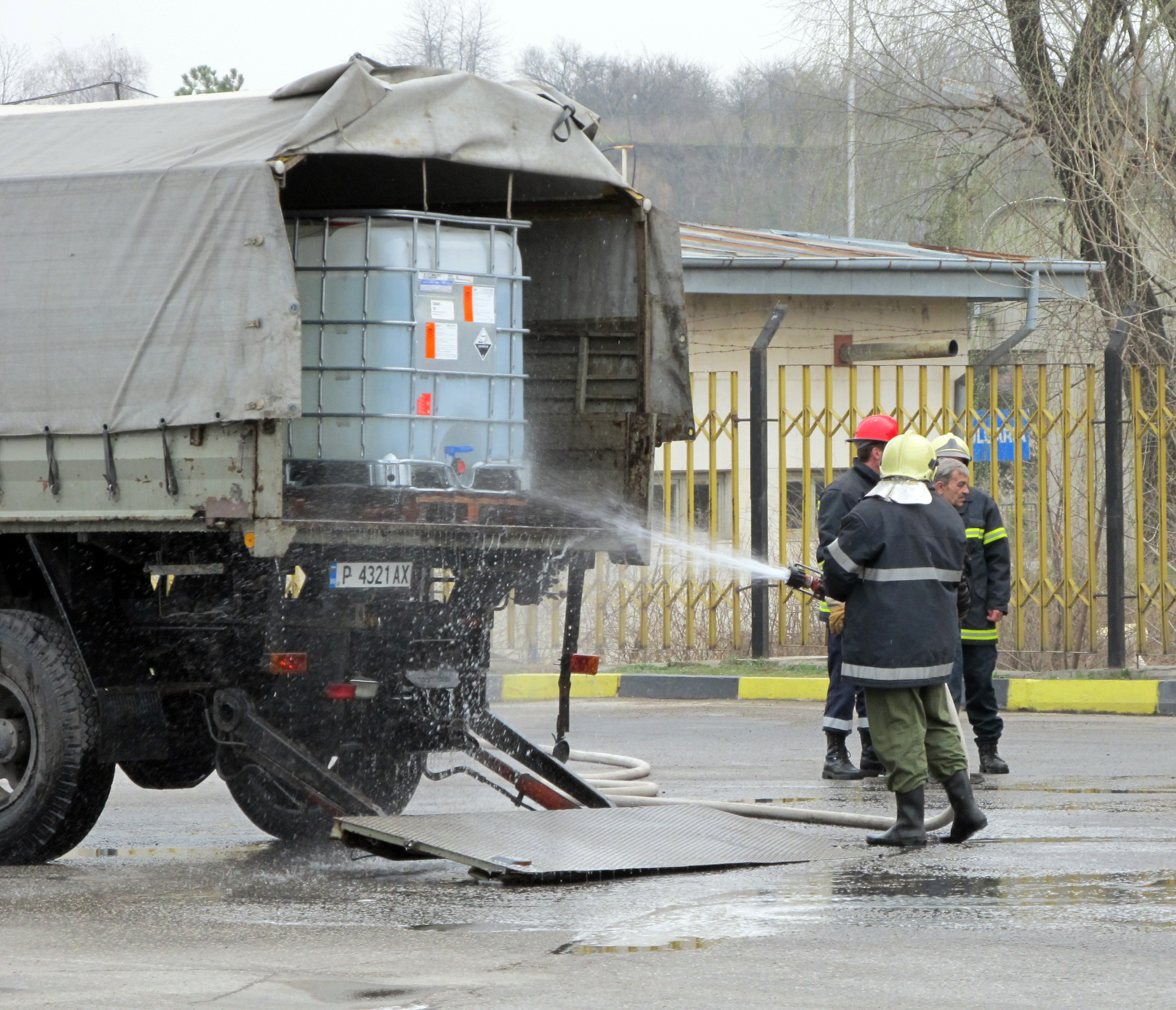 На място са изпратени аварийни и противопожарни екипи, които са обработили мястото