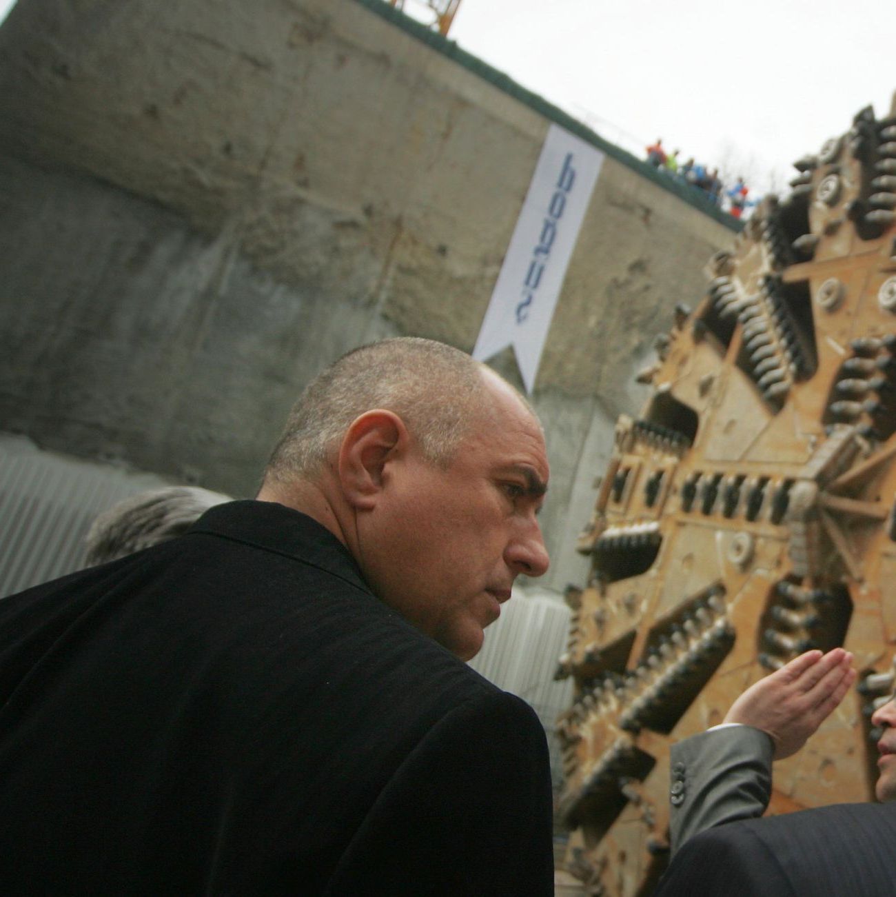 Метрото вървяло ”2 месеца напред”, ще се строи и стадион
