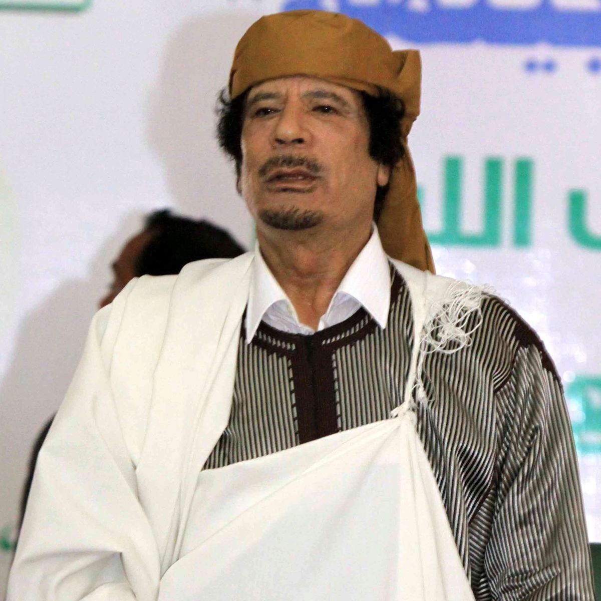Режимът на Кадафи се люспи, но той и синовете му остават ”до край”