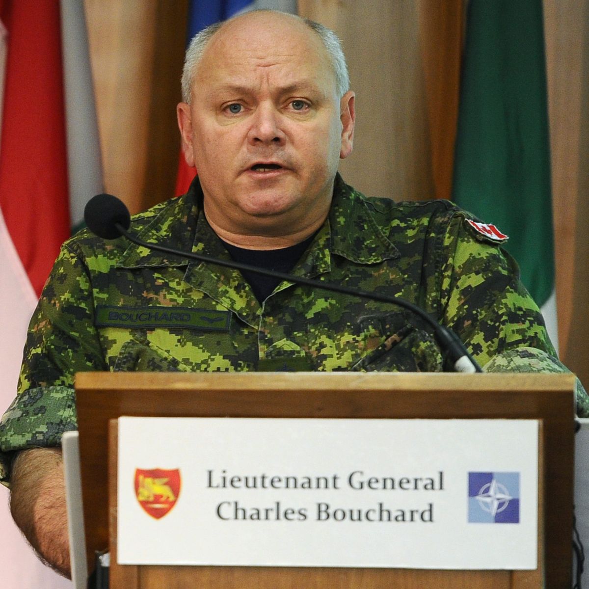 НАТО пое командването на всички операции в Либия