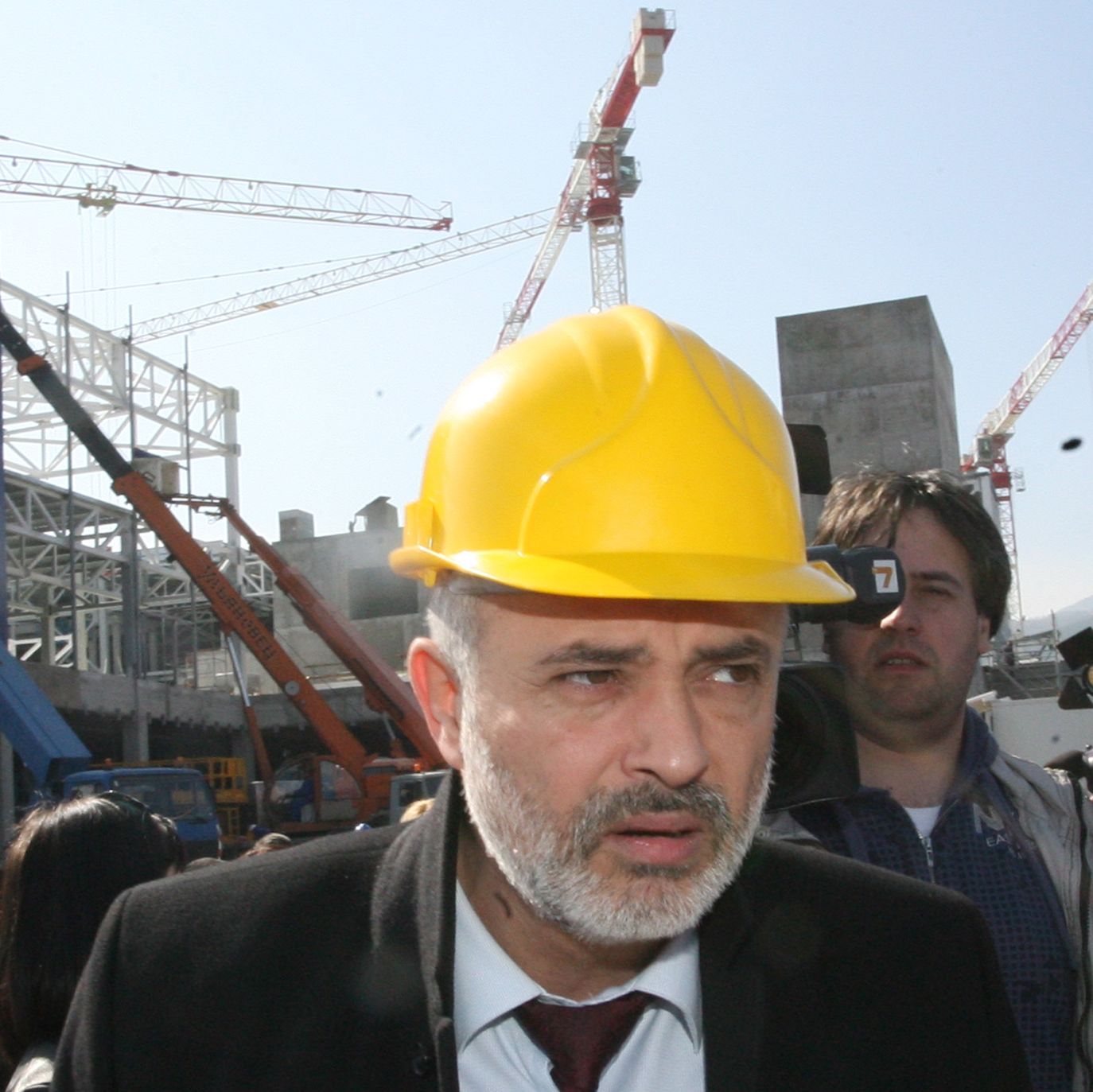 Младенов намерил пари за по-висока минимална заплата