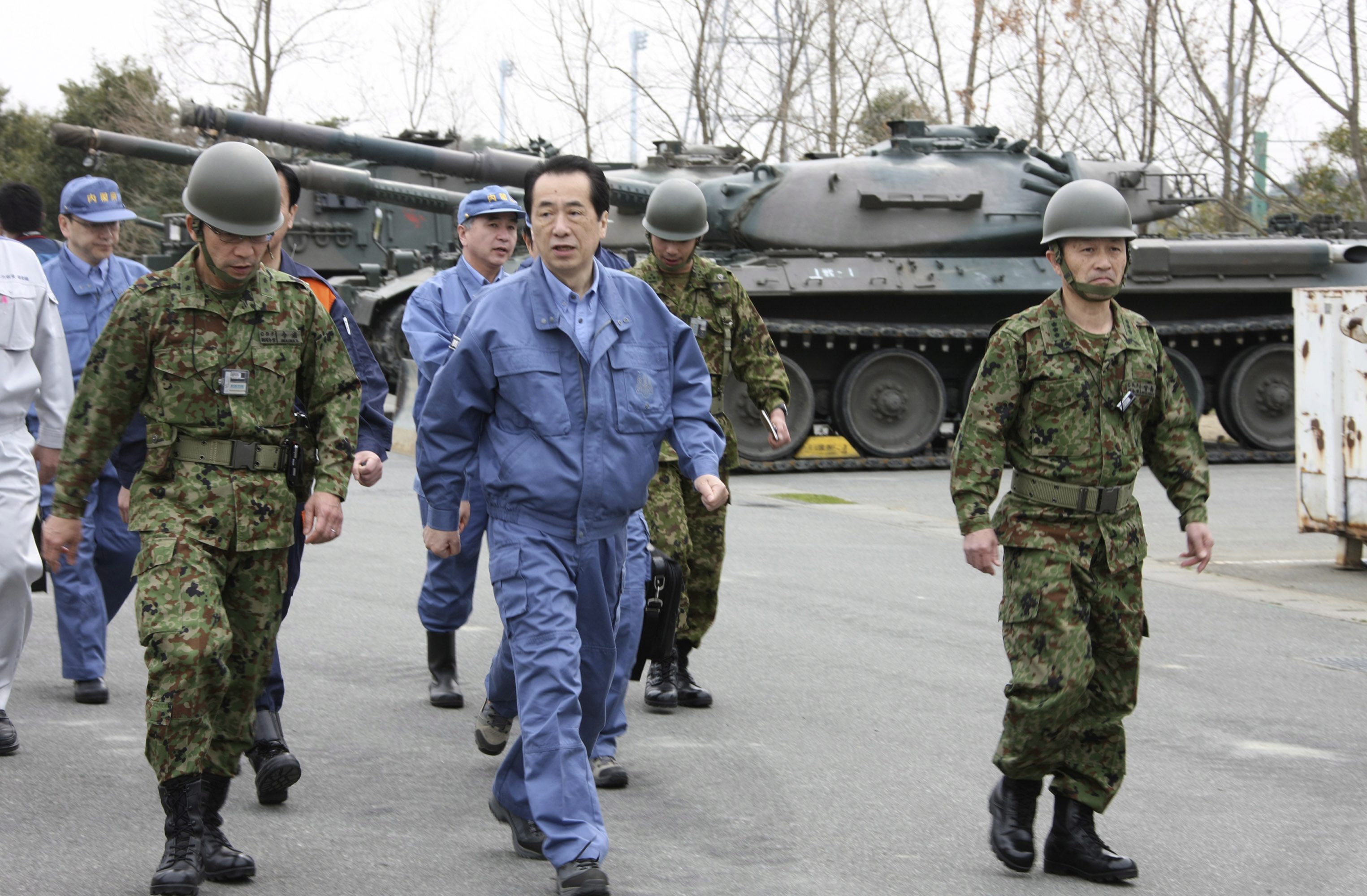 Японският премиер Наото Кан видя на място огромните разрушения от цунамито