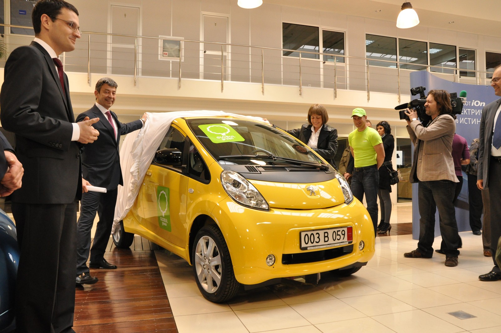 Три електромобила Peugeot iOn тръгват по софийските улици