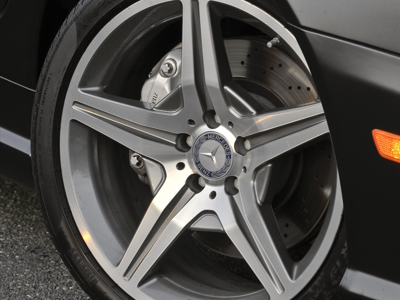 ”Нощна версия” на Mercedes-Benz SL550