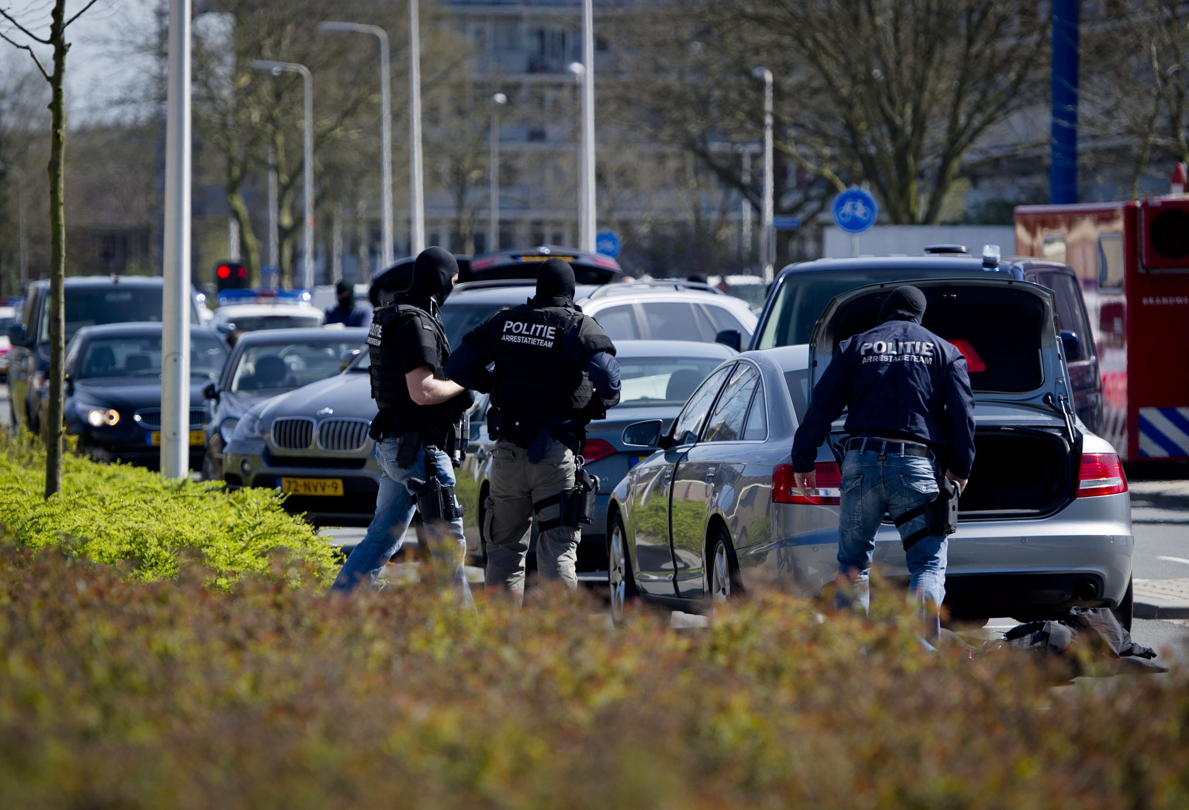 Полицаи пред мола ”Ридерхов” в холандския град в градчето Алфен ан ден Рейн