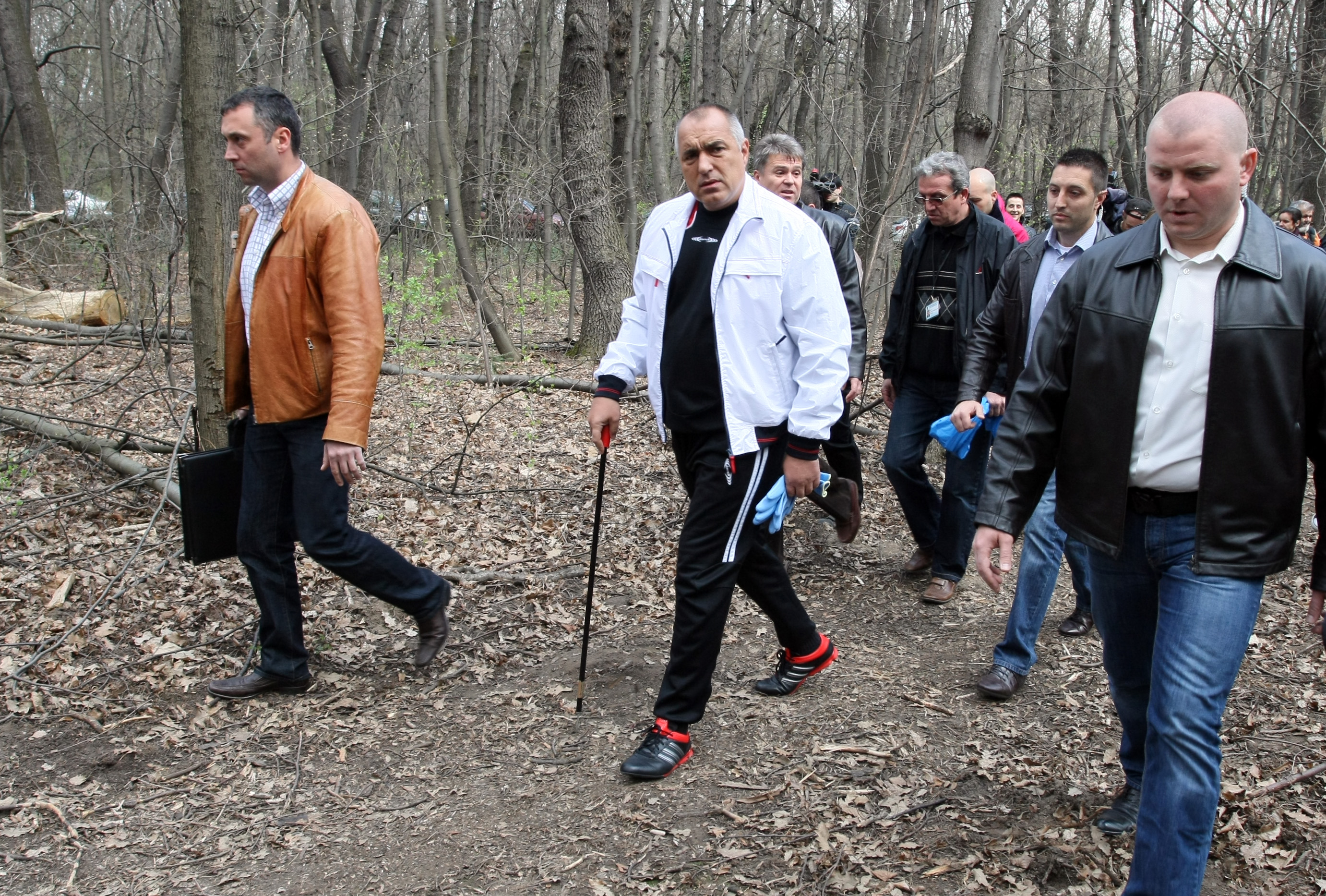 Премиерът се включи в пролетното почистване на София