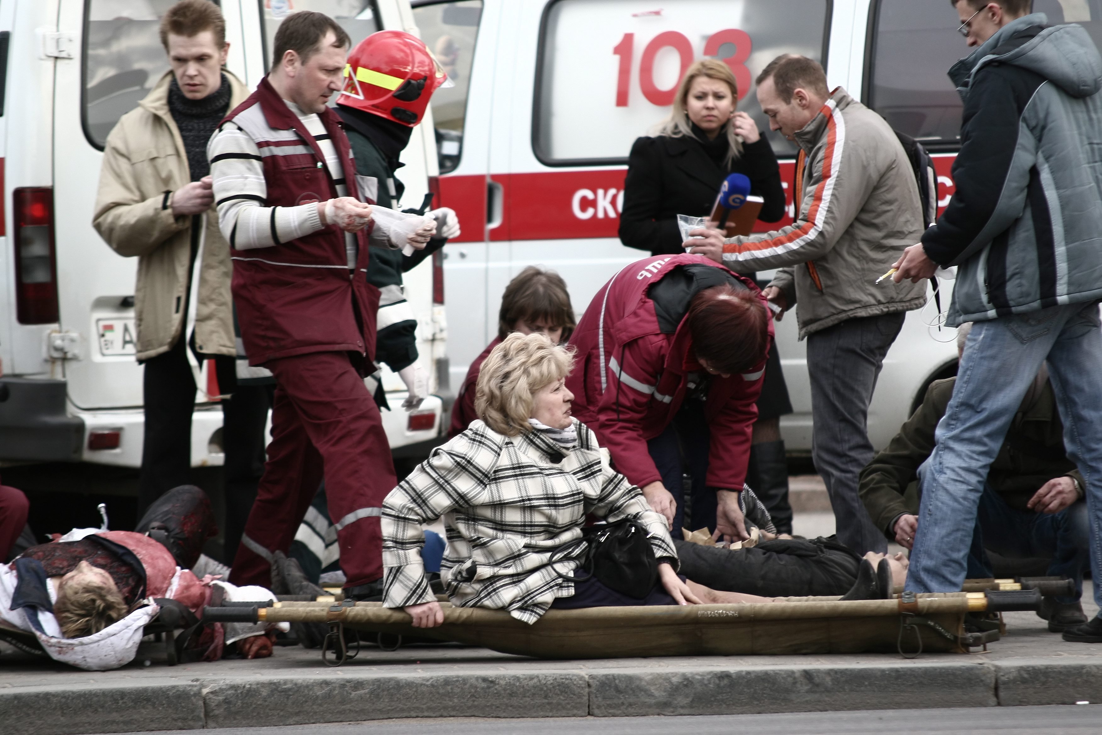Десетки бяха откарани в болници, а много други получиха лекарска помощ на място