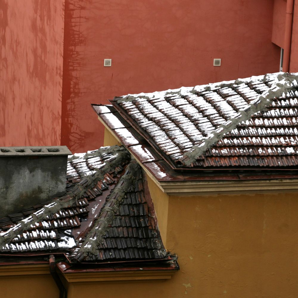 Сняг през април, вериги за проходите