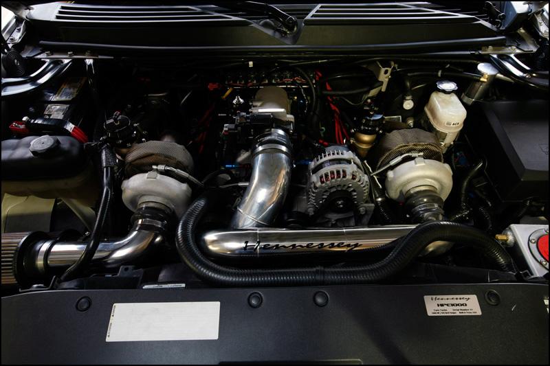 Cadillac Escalade HPE1000 срещу Nissan GT-R