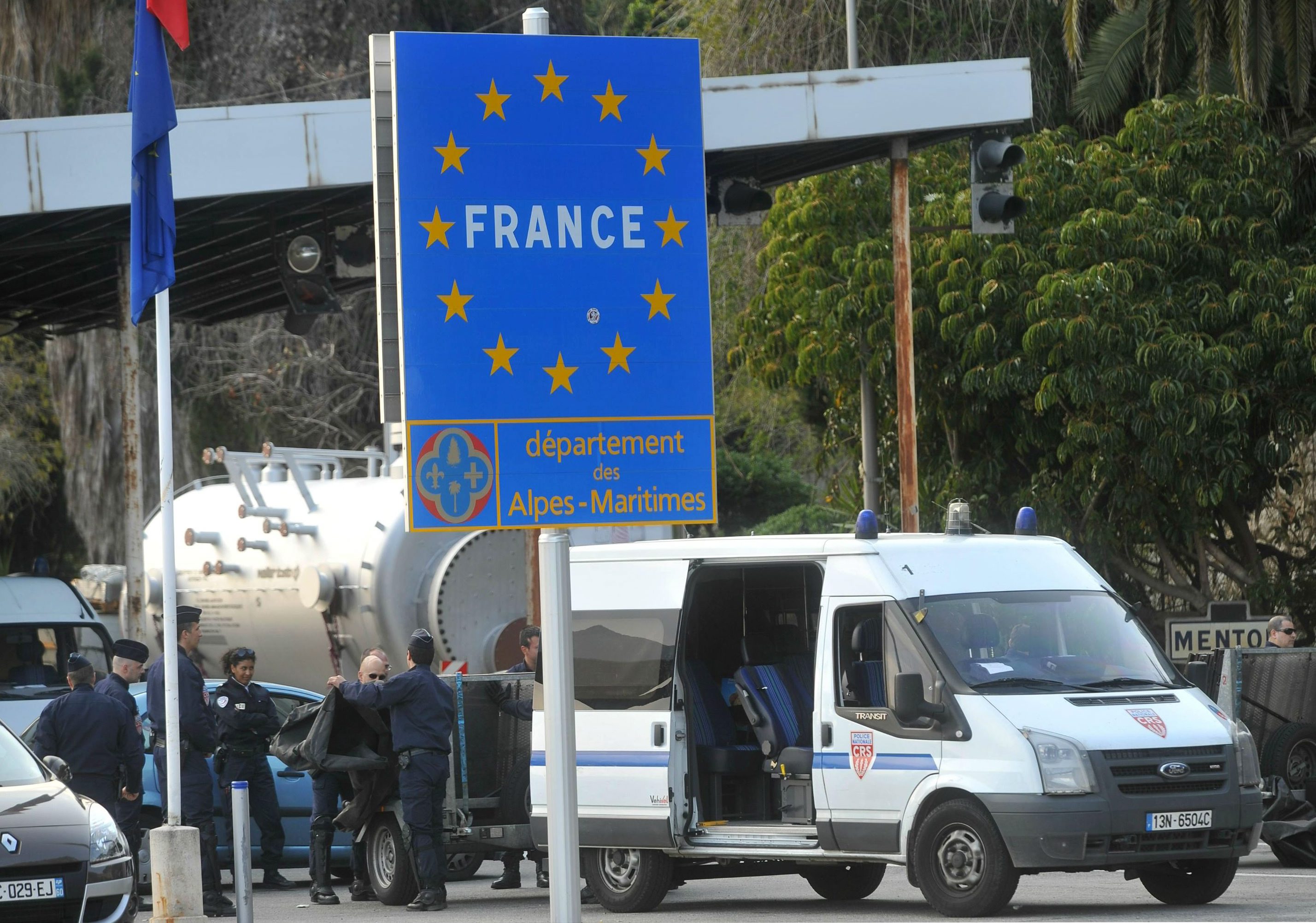 Париж суспендира Шенген заради имигрантите?