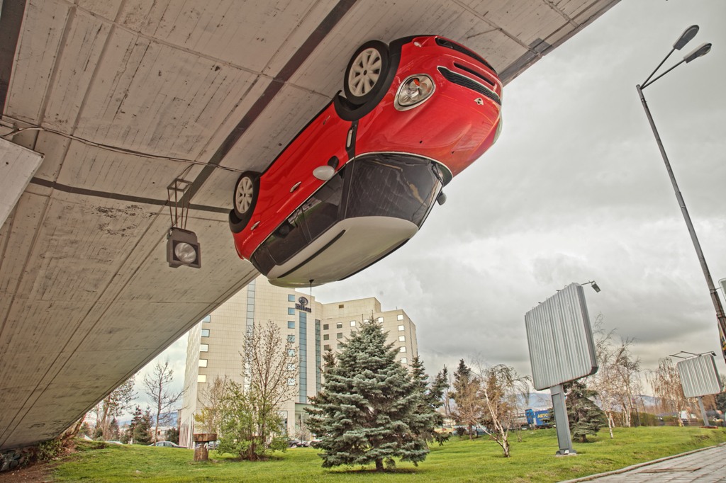 Mini увисна паркиран под моста на влюбените в София