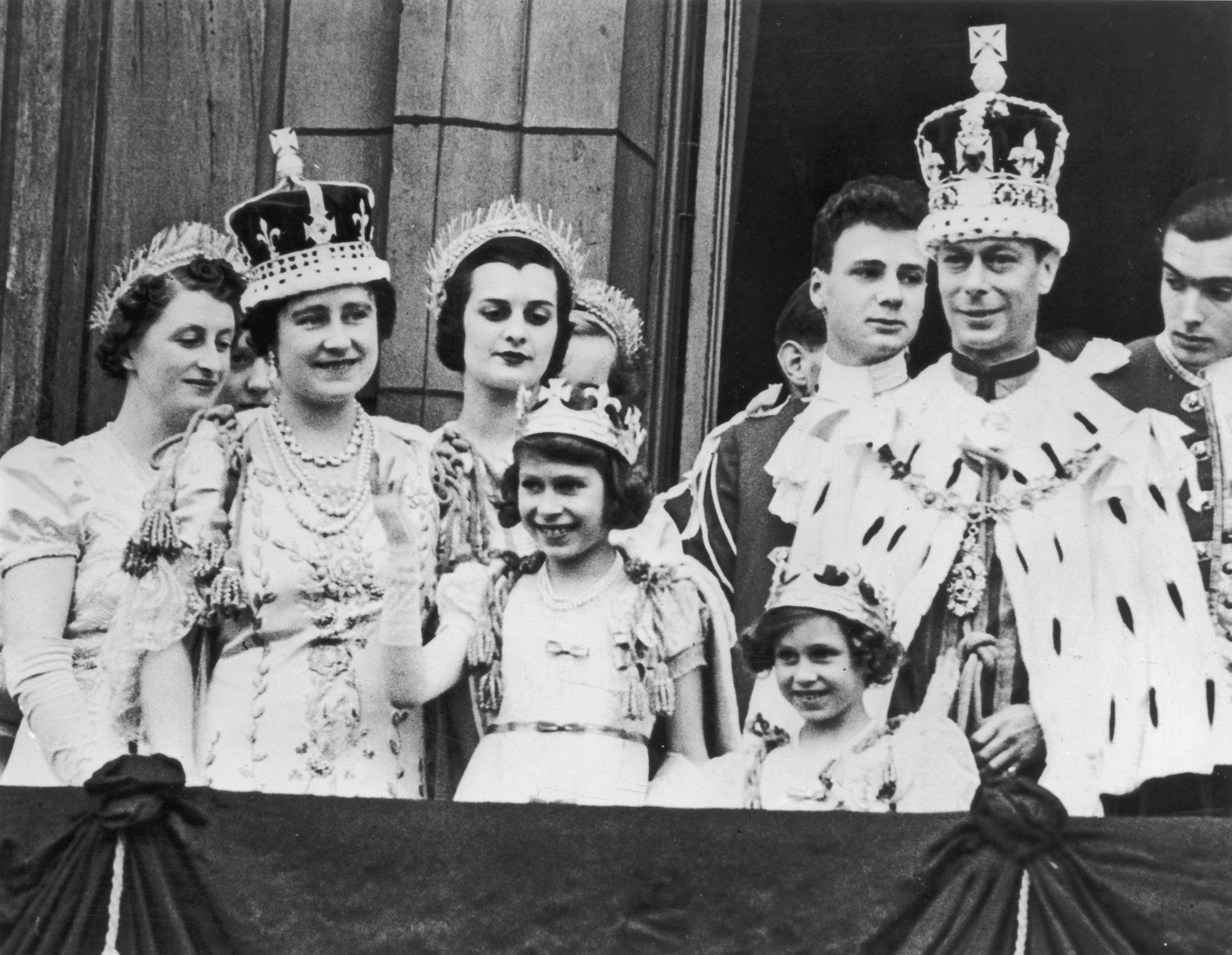 Кралското семейство на балкона на Бъкингамския дворец  след коронацията на крал Джордж VI (1937)