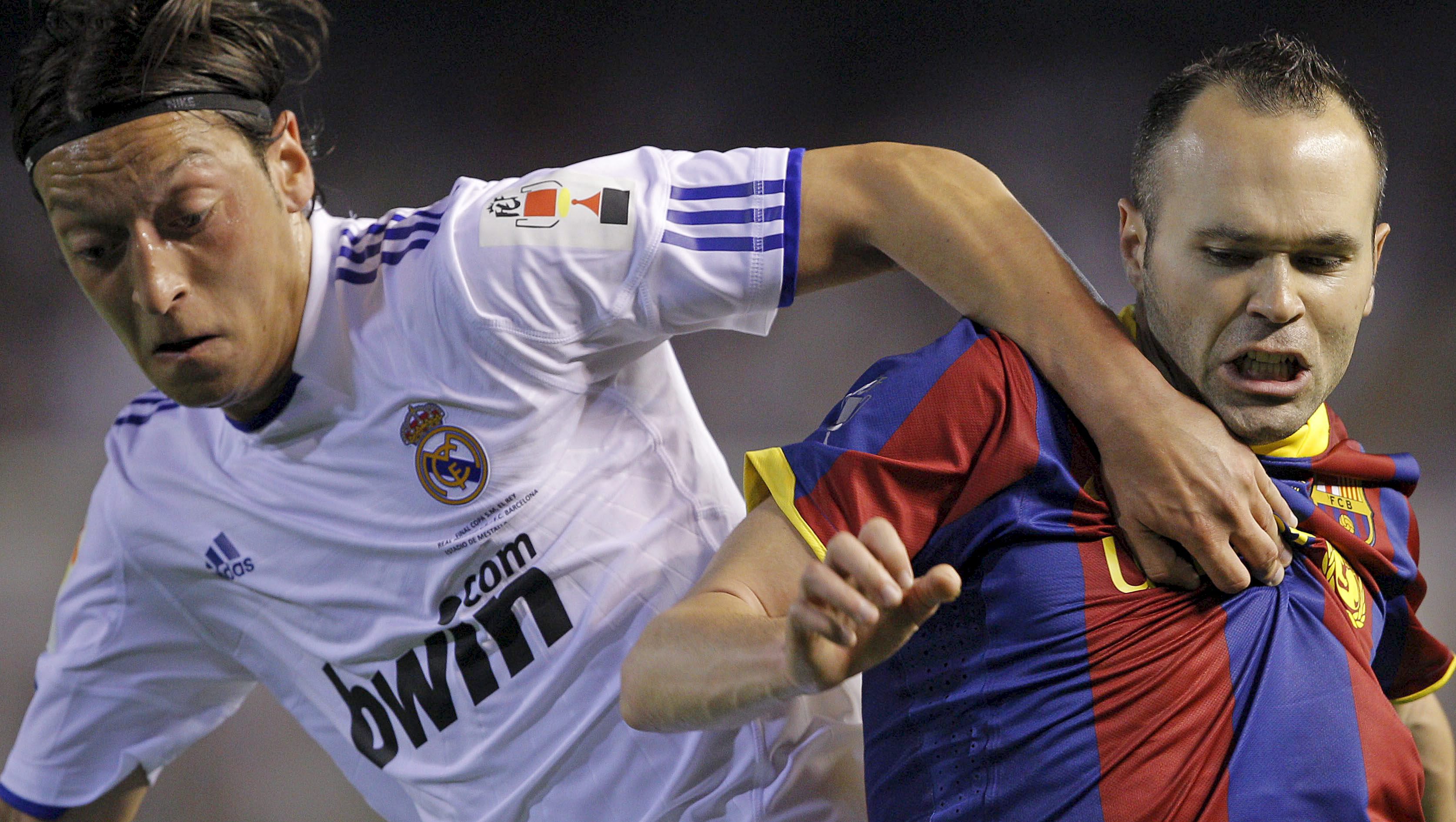 Месут Йозил и Андрес Иниеста се борят за топката по време на финала за Купата на Краля