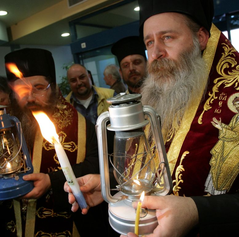Благодатният огън пристигна в България