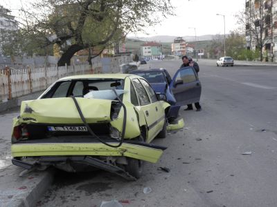 На двата леки автомобила са нанесени значителни материални щети