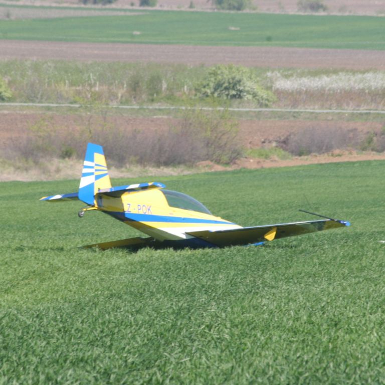 Самолет се приземи аварийно край селска нива