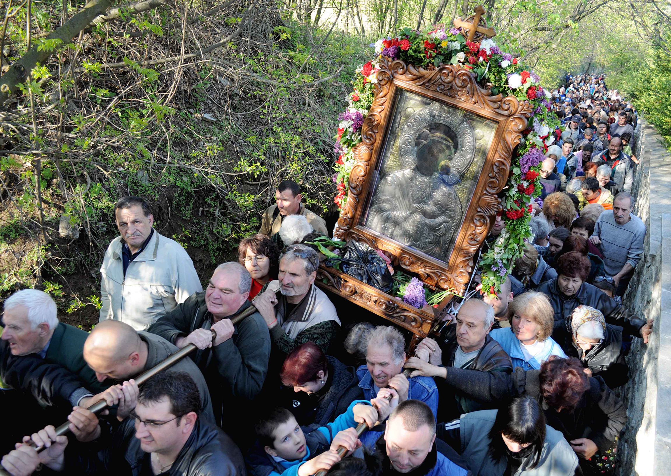 Голямо литийно шествие с Чудотворната икона на Света Богородица се проведе в Бачковския манастир