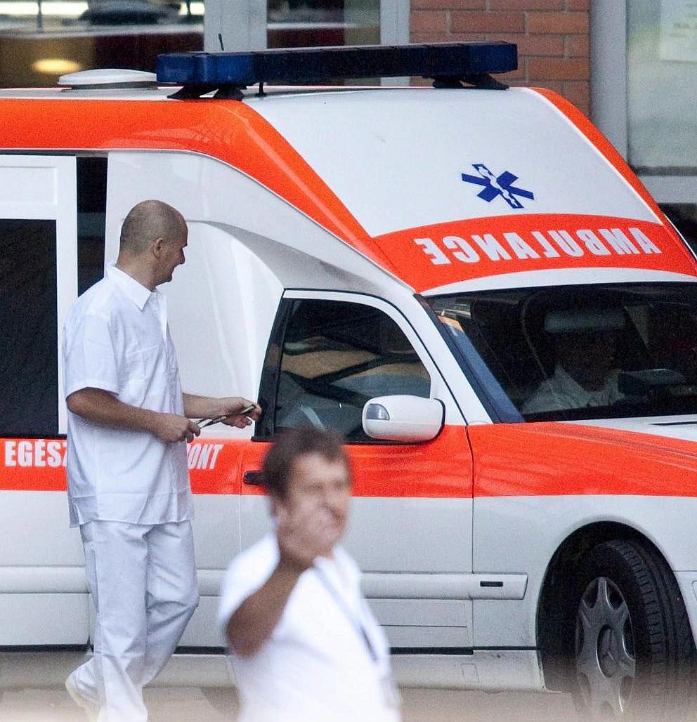 Бетонна плоча рани тежко двама българи в Париж