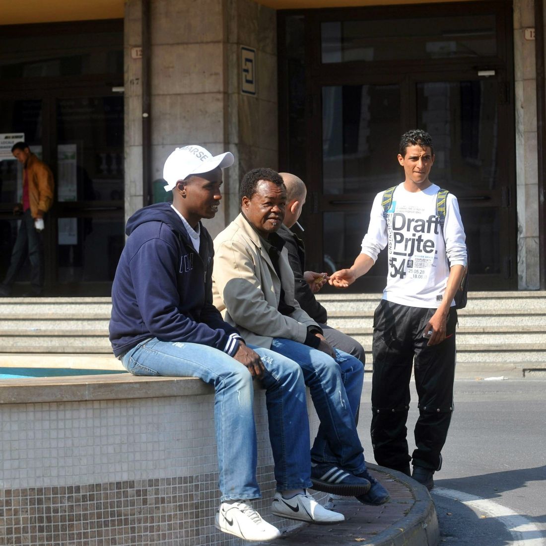 Стотици тунизийски имигранти мечтаят за Франция на гарата в Рим