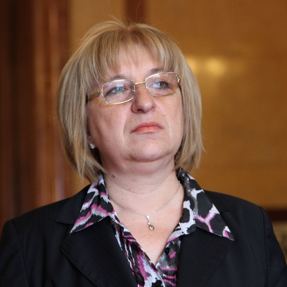 Председателят на парламента Цецка Цачева е съвносител на промените