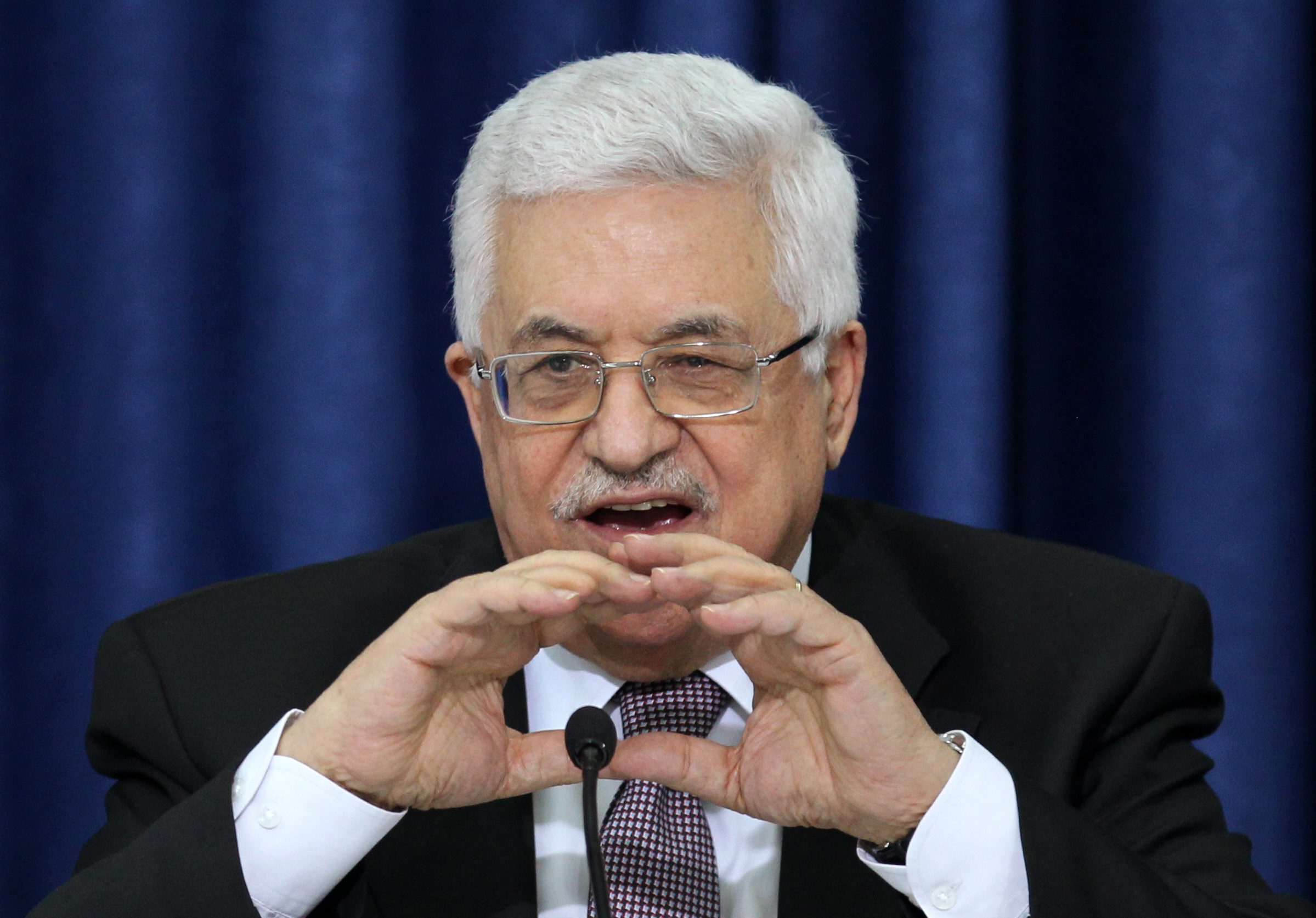 Махмуд Абас ще оглави временно правителство на Палестинската автономия