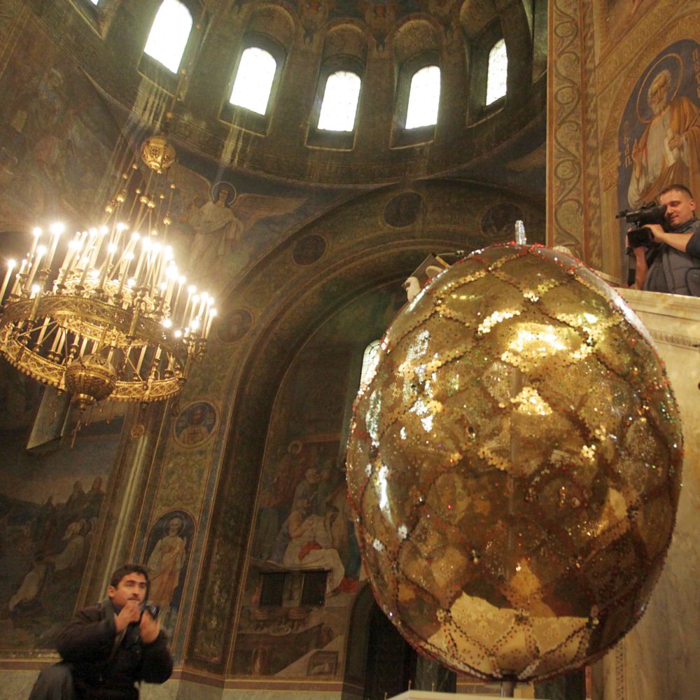 Двуметрово яйце от злато краси ”Св. Александър Невски”